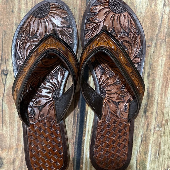 American Darling
Tooled Leather flip flops - Picture 6 of 7